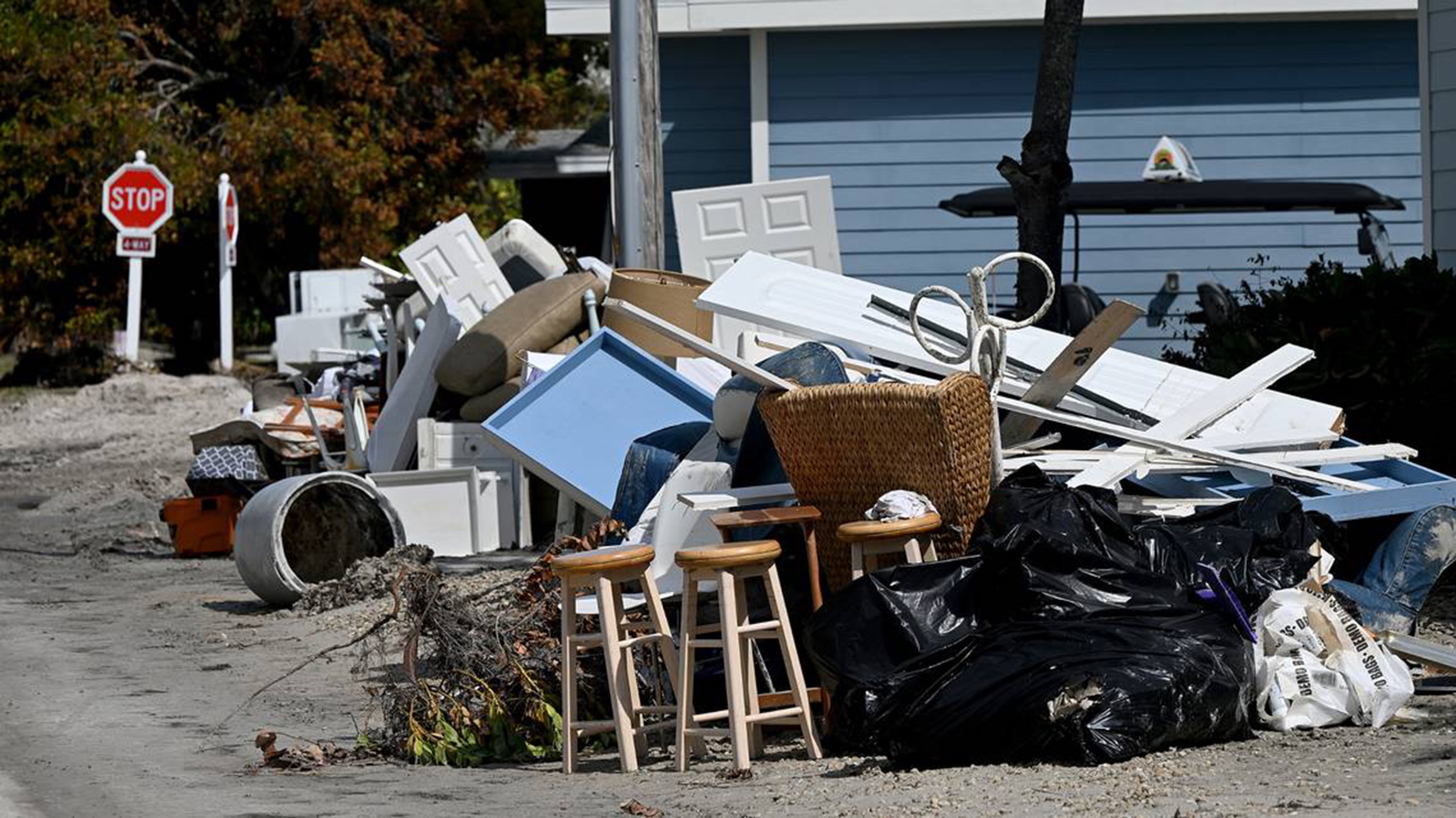 Pertenencias apiladas frente a una casa destruida por las inundaciones en Bradenton Beach, Florida, después del huracán Helene el 2 de octubre de 2024. (Tiffany Tompkins/Bradenton Herald/TNS)