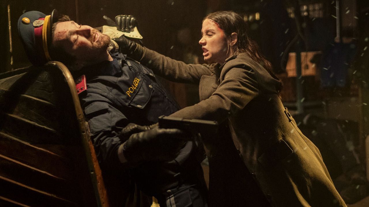 Ana de Armas como Eve Macarro peleando con un patín en 'Ballerina'