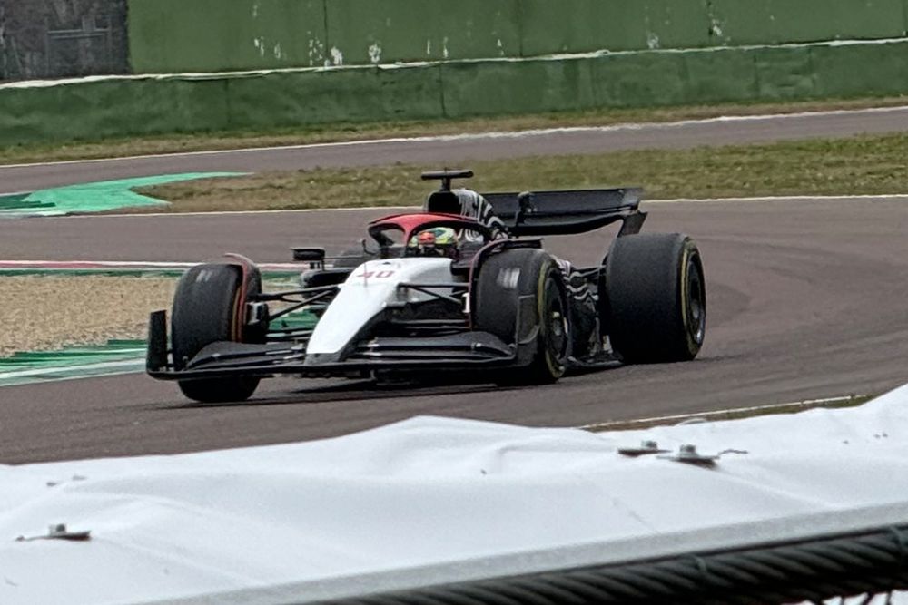 Arvid Lindblad, con la AT04 in febbraio a Imola nel suo debutto in F1