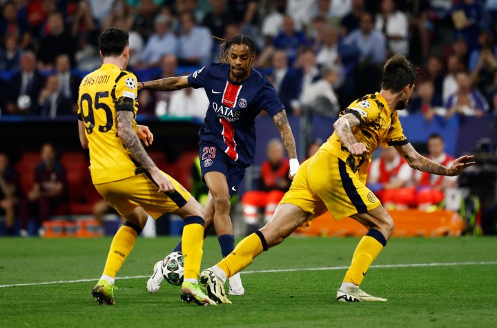 Desire Doue y Alessandro Bastoni.