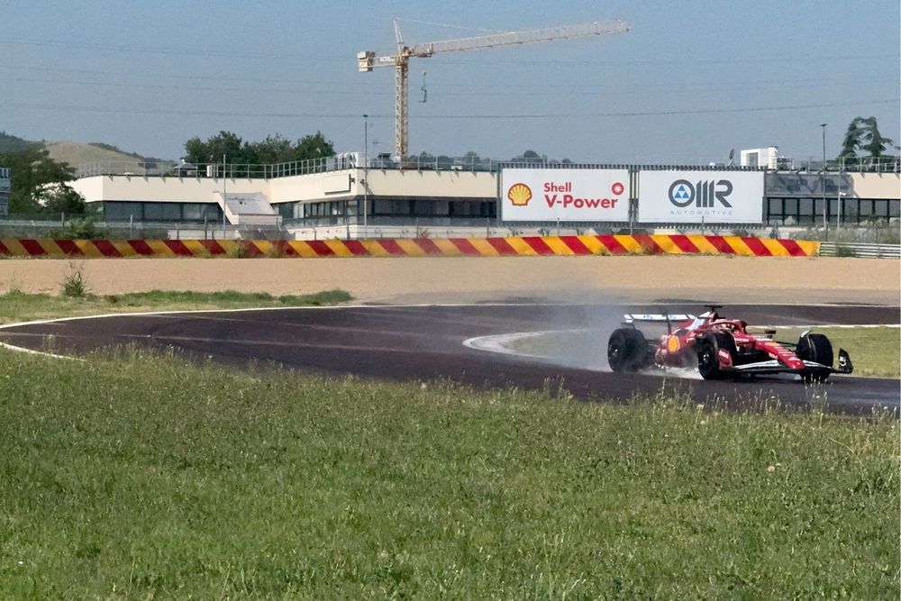 Guanyu Zhou a Fiorano con la SF-24 mule car nei test Pirelli