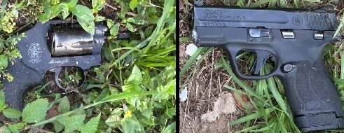 La Oficina del Sheriff del Condado de Orange informó haber tomado estas dos armas de fuego de un hombre acusado de atacar a un diputado el sábado por la mañana que estaba investigando por qué estaba detrás de la tienda de descuento Save en Pine Hills. El diputado le disparó al hombre cuando fue por las armas, informó la agencia. (Cortesía de la Oficina del Sheriff del Condado de Orange)