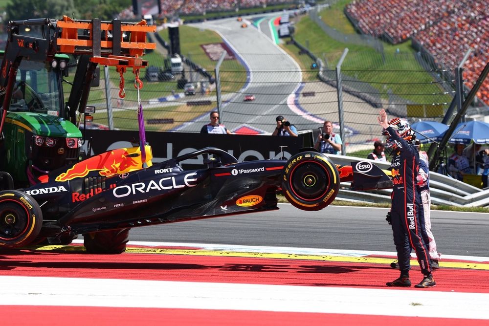 Max Verstappen zwaait na zijn vroege uitvalbeurt in Oostenrijk.