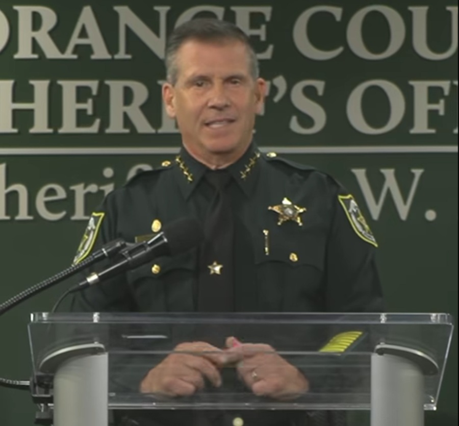 El sheriff John Mina, del condado de Orange, habla con los medios de comunicación el sábado por la tarde después de que uno de sus diputados disparó y mató a un hombre que intentaba apuñalarlo en una casa en North Ortman Drive. (Imagen de pantalla cortesía de la Oficina del Sheriff del Condado de Orange)