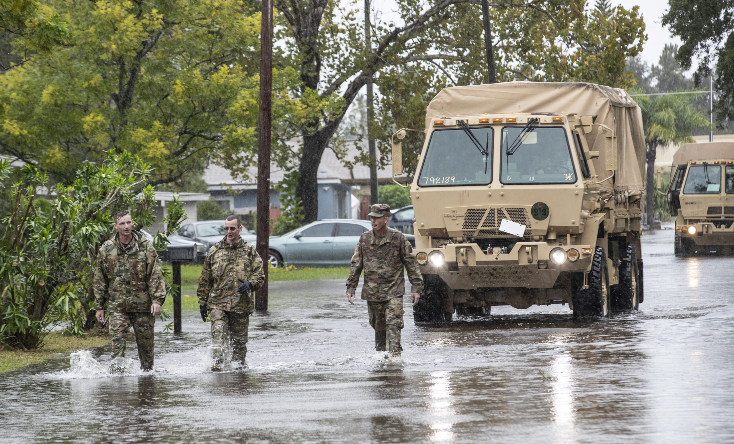 Los miembros de la Guardia Nacional se abren paso a través de las aguas inundadas del vecindario de Orlo Vista para rescatar a una mujer mayor en una casa inundada en Orlando el 29 de septiembre de 2022. El huracán Ian dejó una tremenda cantidad de agua en la región de la Florida Central. (Willie J. Allen Jr./orlando Sentinel)