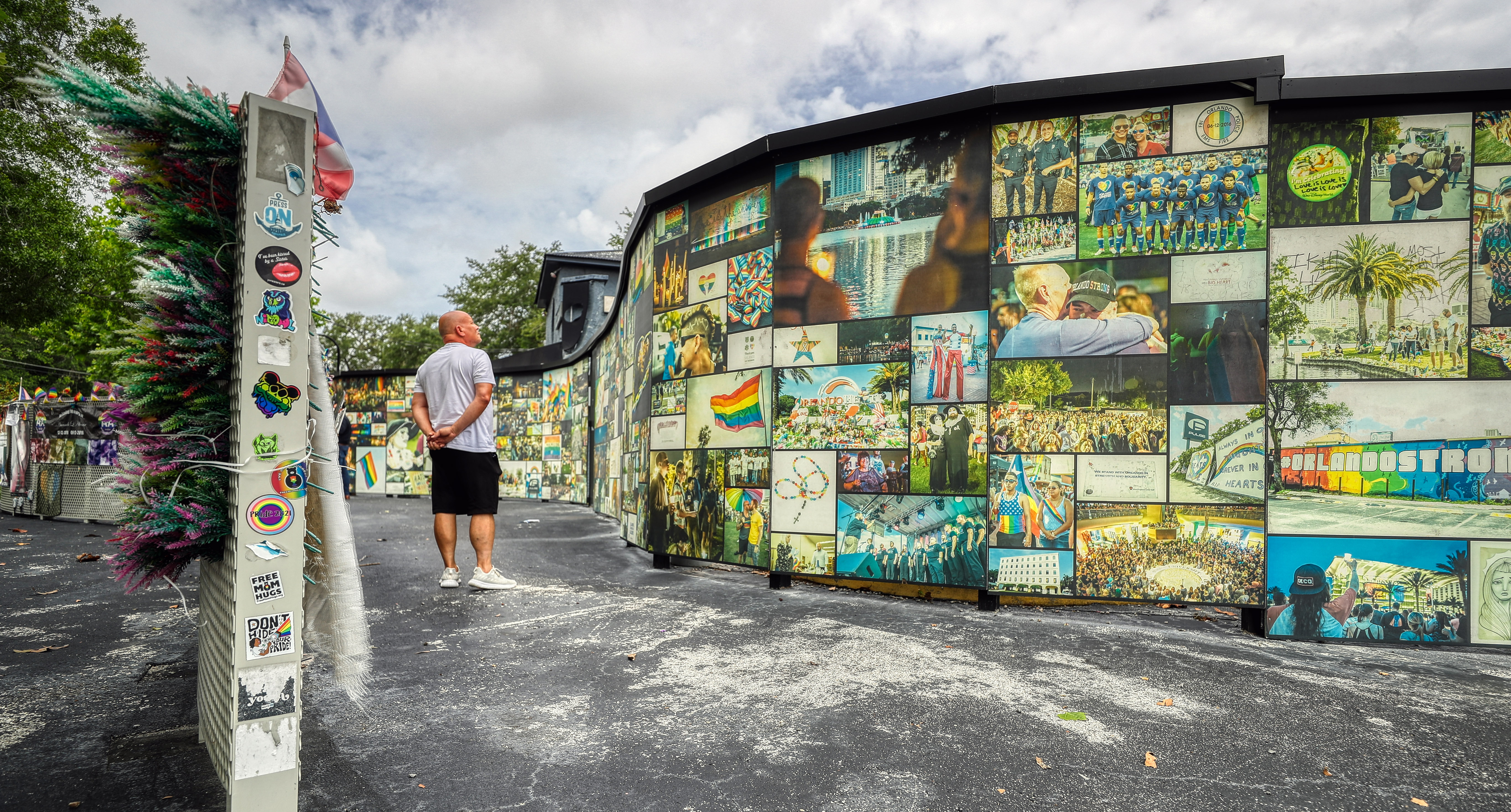 Luis Santiago, mira el monumento fuera del club nocturno Pulse en Orlando, el jueves 5 de junio de 2025. Santiago dijo que perdió nueve amigos durante la masacre. (Ricardo Ramirez Buxeda/Orlando Sentinel)
