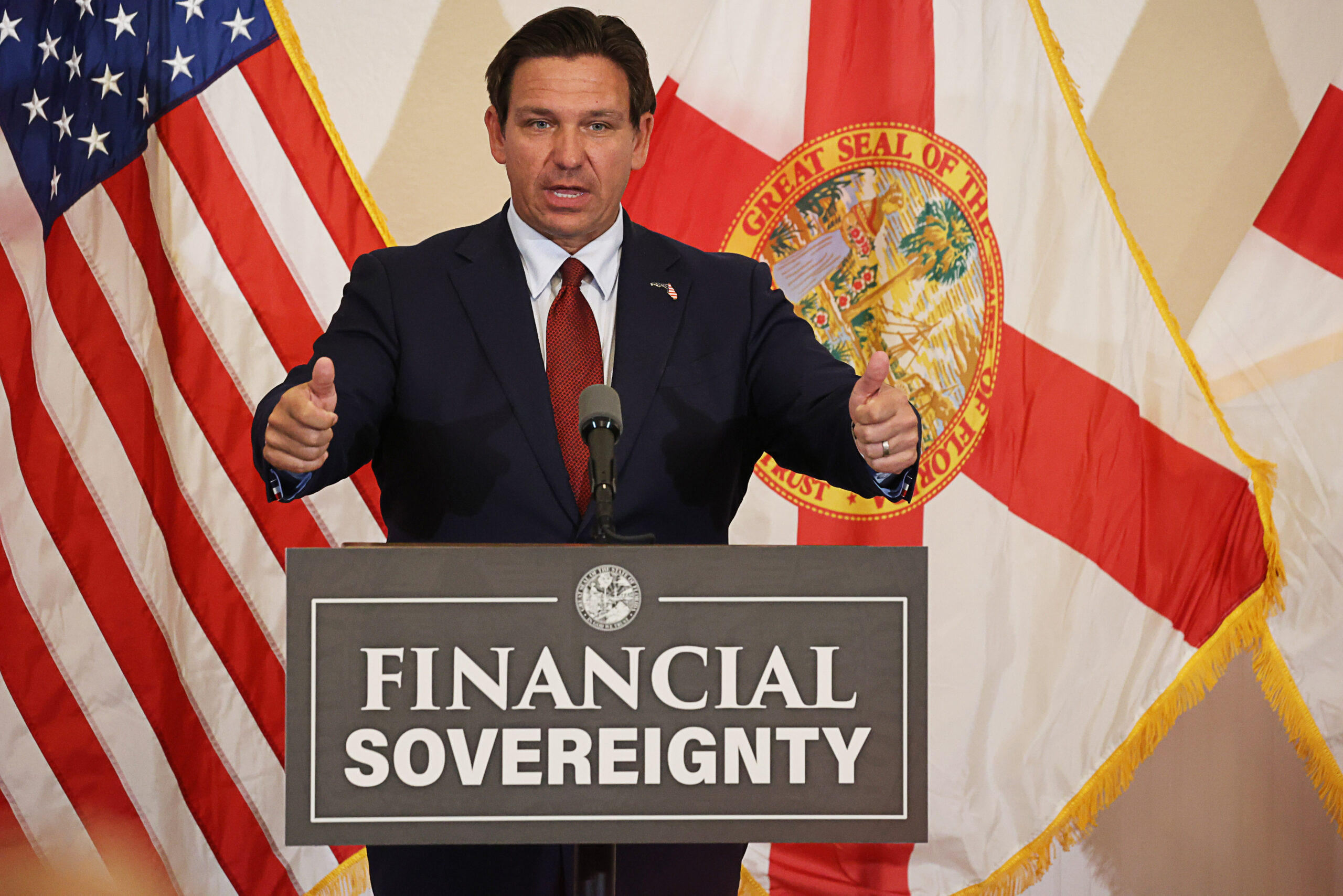 El gobernador Ron DeSantis celebra una conferencia de prensa en Highland Manor en Apopka, el martes 27 de mayo de 2025. DeSantis habló sobre las perspectivas futuras para los Rays de la Bahía de Tampa. (Ricardo Ramirez Buxeda/Orlando Sentinel)