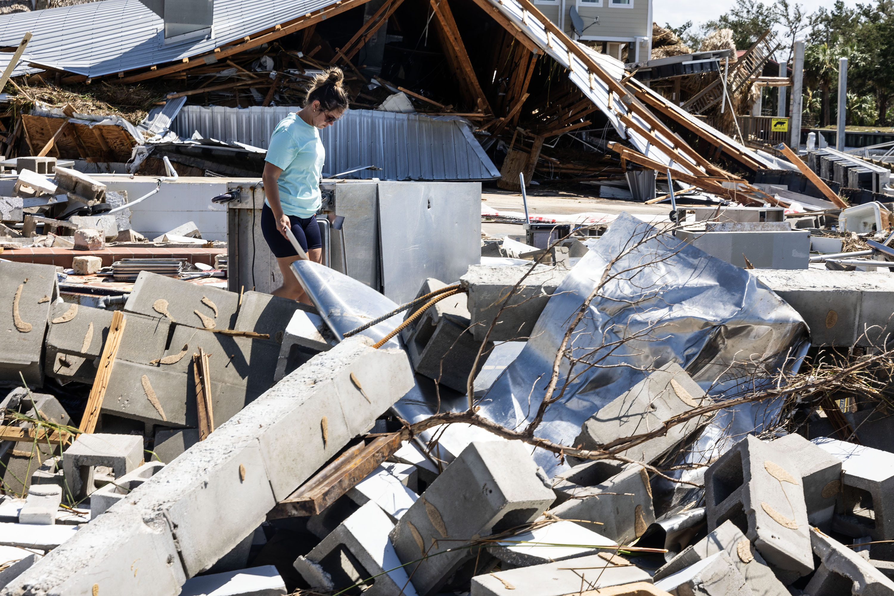El trabajador del restaurante de Roys busca a través de los escombros en el restaurante demolido después de que el huracán Helene aterrizó en Steinhatchee en septiembre de 2024. (Willie J. Allen Jr./orlando Sentinel)