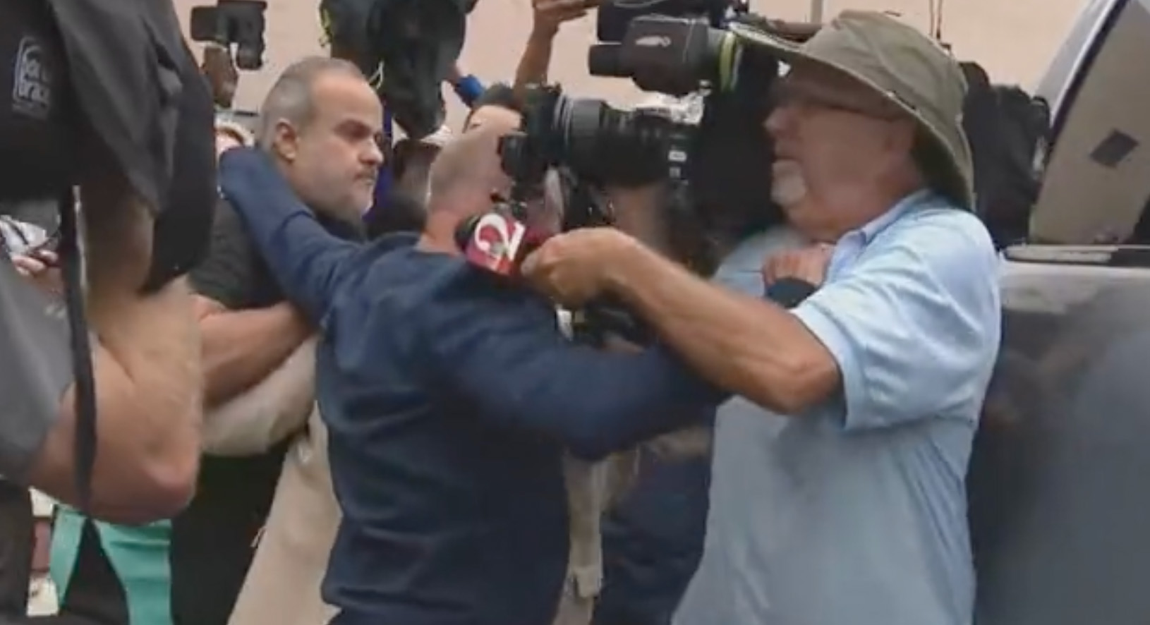 El sheriff del condado de Osceola suspendido, Marcos López, es liberado de la cárcel del condado de Lake con una fianza de $ 1 millón el jueves 26 de junio de 2025. (Spectrum News 13)