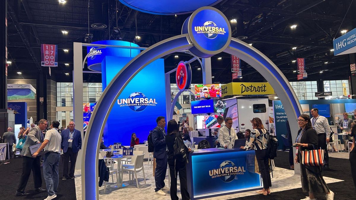 El stand de Universal Destinations en IPW 2025.