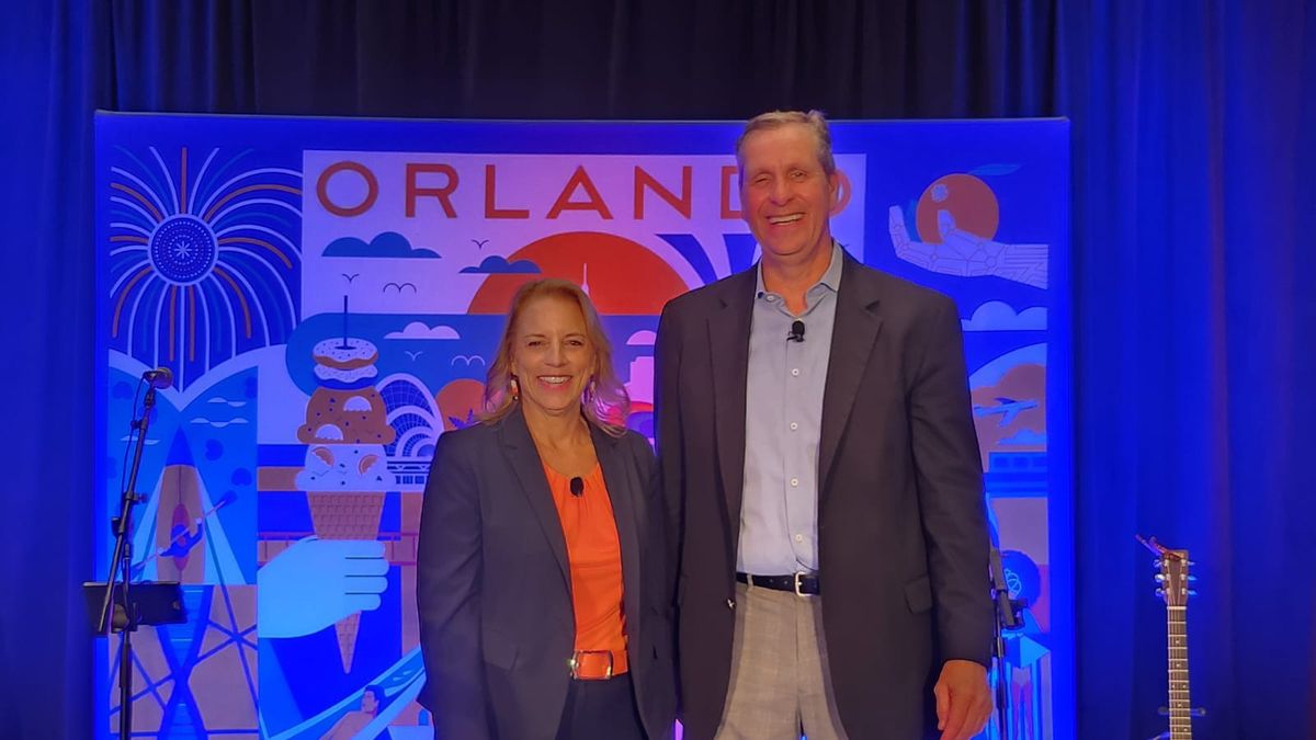 Danielle Saba Hollander, CMO de Visit Orlando, y Eric Marshall, senior VP de Destination Sales de Universal Destinations & Entertainment.