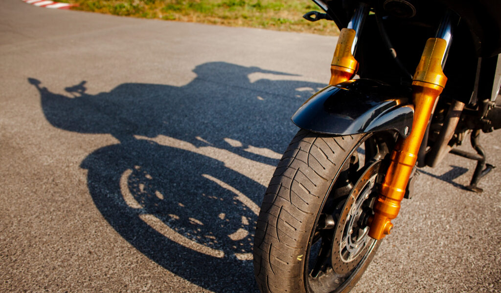 Motociclista pierde una pierna y parte del brazo durante brutal choque en Weston