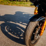 Motociclista pierde una pierna y parte del brazo durante brutal choque en Weston