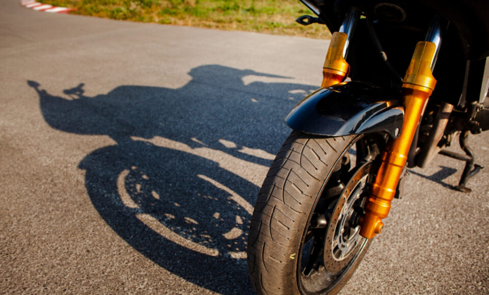 Motociclista pierde una pierna y parte del brazo durante brutal choque en Weston