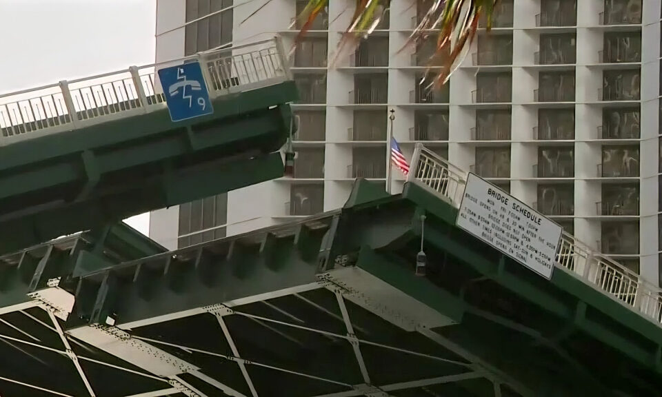 Mujer cae de puente levadizo en Brickell mientras se levantaba
