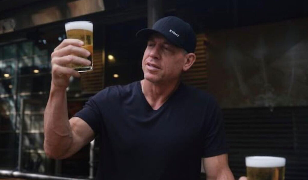 Troy Aikman conquista Texas con «Eight», su nueva cerveza patritica