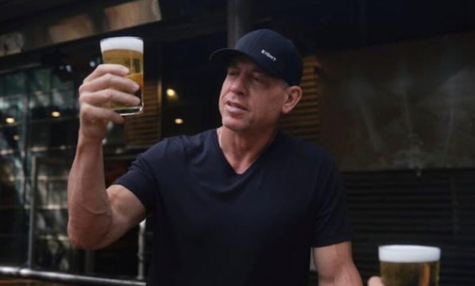 Troy Aikman conquista Texas con «Eight», su nueva cerveza patritica