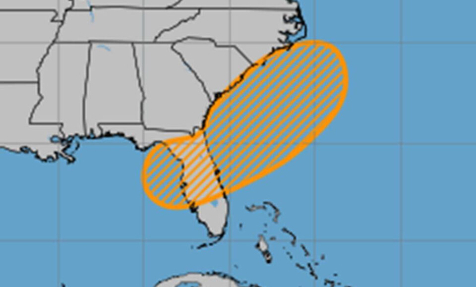 Hurricane Center dice que el sistema podría desarrollarse lentamente en la costa de Florida