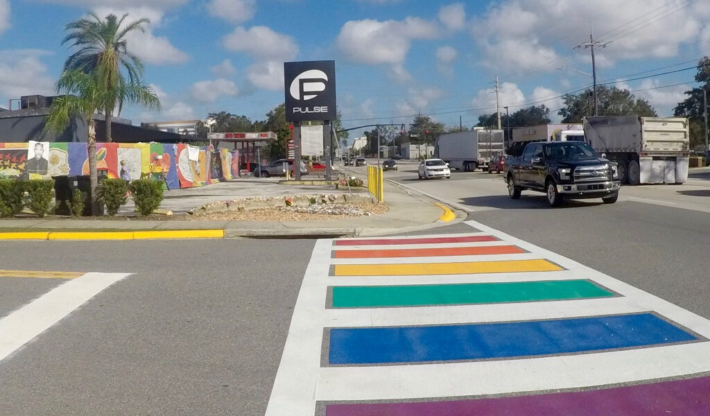 La administración de Trump apunta a los cruces peatonales de Rainbow como en el sitio del club nocturno de Pulse