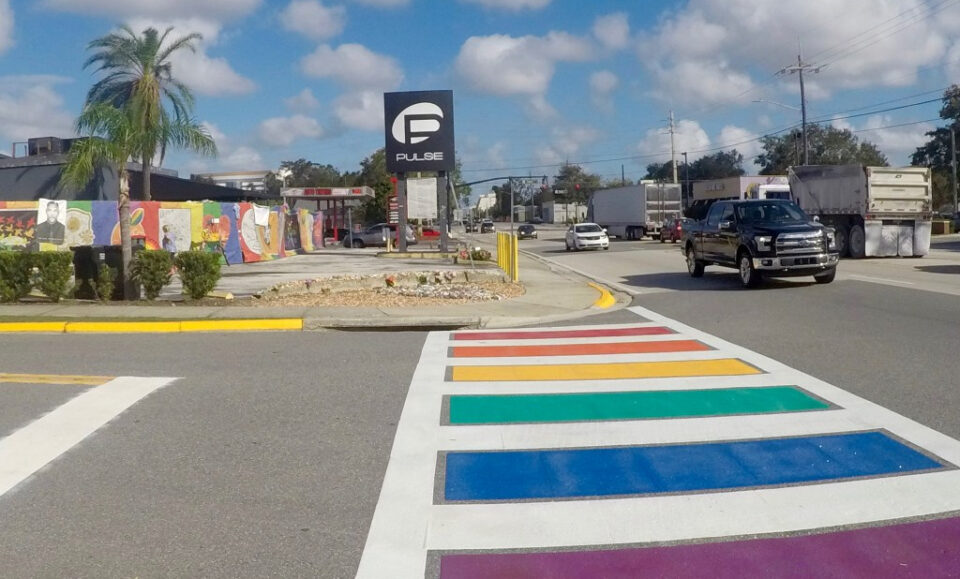 La administración de Trump apunta a los cruces peatonales de Rainbow como en el sitio del club nocturno de Pulse
