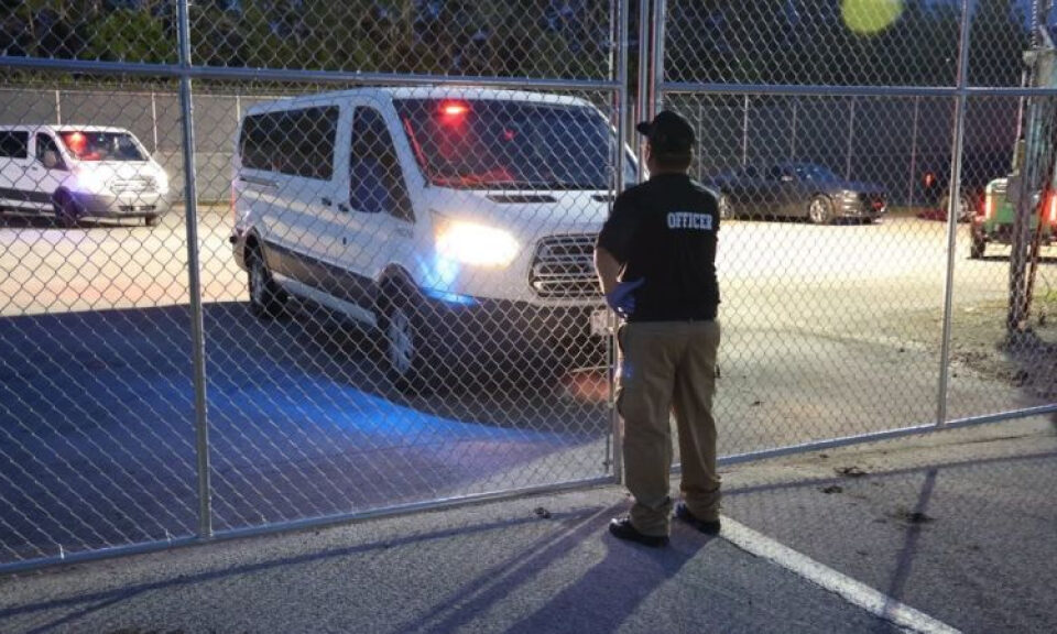 Niegan el acceso a legisladores que intentaron visitar «Alligator Alcatraz » por motivos humanitarios | CNN