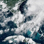 Hurricane Center dice que la depresión frente a la costa de Florida se convertirá en una tormenta tropical en camino a Carolinas
