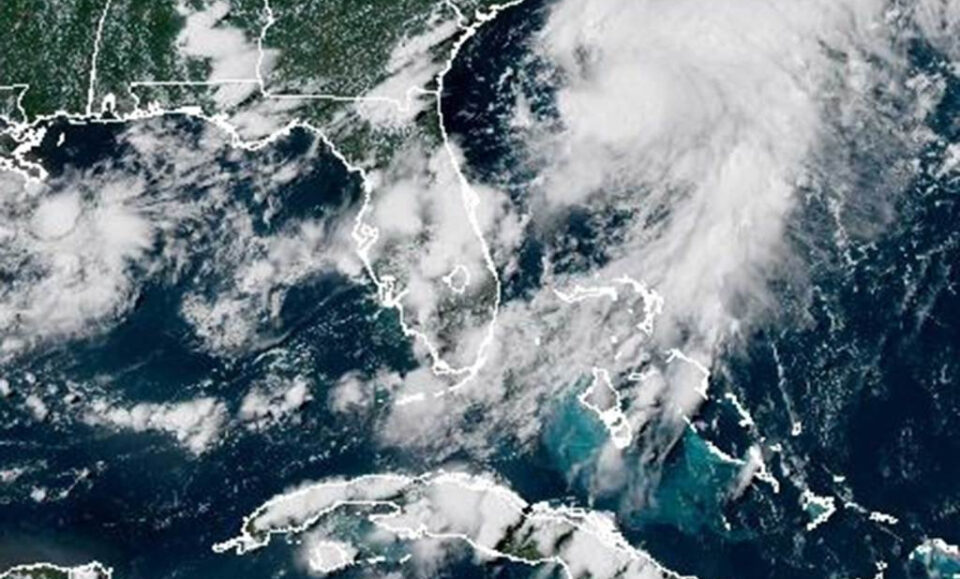 Hurricane Center dice que la depresión frente a la costa de Florida se convertirá en una tormenta tropical en camino a Carolinas