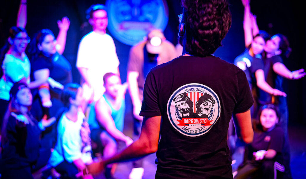 Ron Chávez lleva la improvisación más allá del escenario con talleres en Miami