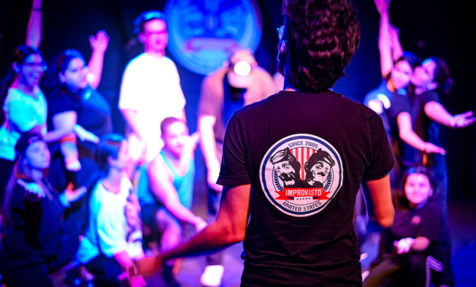 Ron Chávez lleva la improvisación más allá del escenario con talleres en Miami