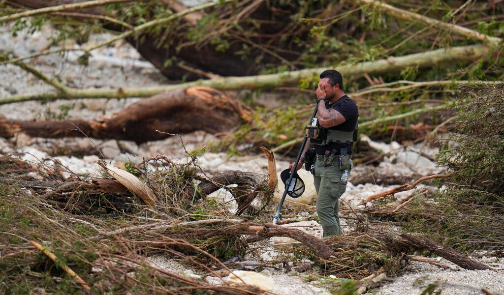 Las inundaciones de Texas dejan al menos 51 muertos, 27 niñas desaparecidas como la búsqueda de rescatadores de paisaje devastado