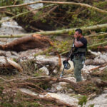 Las inundaciones de Texas dejan al menos 51 muertos, 27 niñas desaparecidas como la búsqueda de rescatadores de paisaje devastado