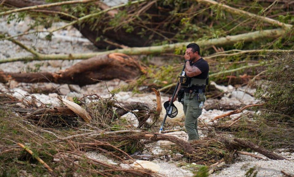Las inundaciones de Texas dejan al menos 51 muertos, 27 niñas desaparecidas como la búsqueda de rescatadores de paisaje devastado