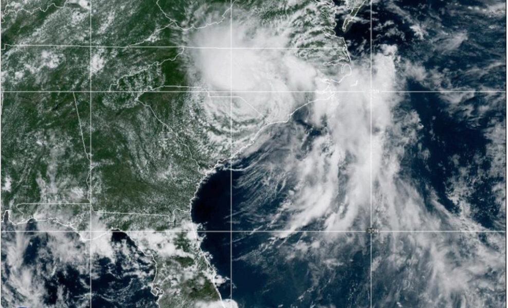 La inundación de los restos de Chantal obliga a docenas a huir de casas en Carolina del Norte
