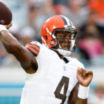 Deshaun Watson comete tres intercepciones vergonzosas con el mismo jugador de los Eagles