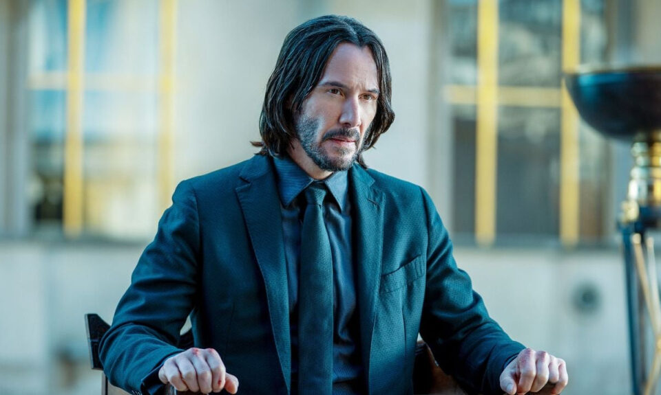 Justo antes de comenzar su venganza, John Wick hace esto con su reloj: es un guiño a los soldados reales