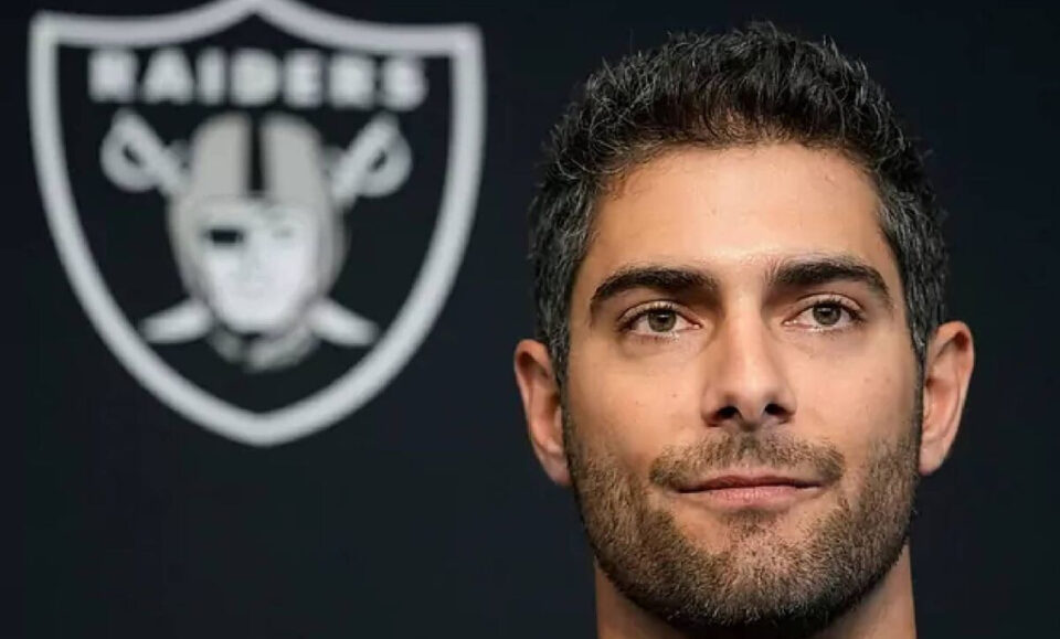 Raiders reestructura contrato millonario de Jimmy Garoppolo