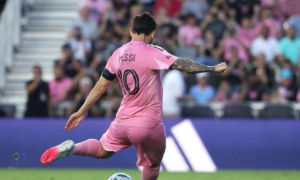 El golazo de Messi de tire libre que le confirma como el mejor lanzador de la historia