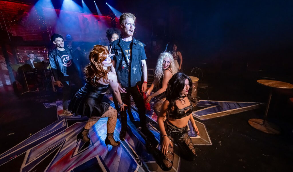 ‘Rock of Ages’ ofrece diversión pero no alcanza la parte superior de las listas | Revisar
