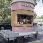Esta gran taza de café rosa sobre ruedas está tirando bebidas alrededor de Tampa y más allá