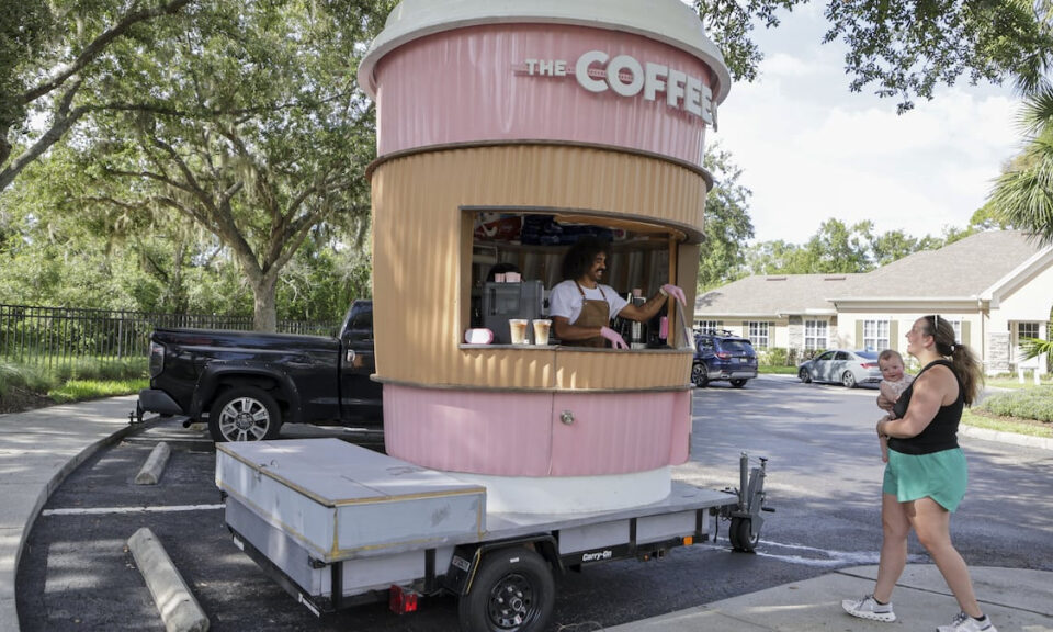 Esta gran taza de café rosa sobre ruedas está tirando bebidas alrededor de Tampa y más allá