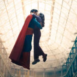 Rachel Brosnahan está convencida de que sufre una maldición y no quiere que afecte a ‘Superman’: «Llamé a una bruja y la traje a mi casa»