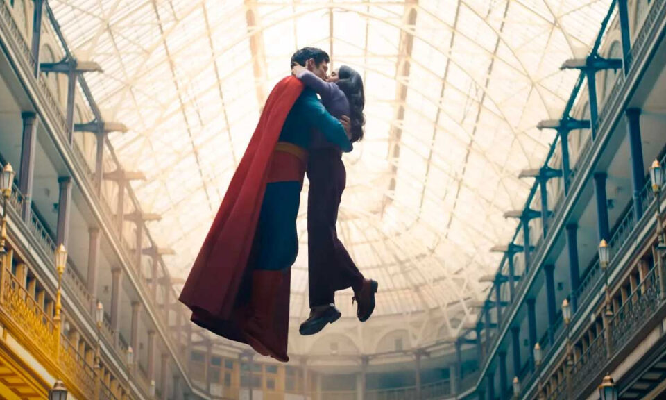 Rachel Brosnahan está convencida de que sufre una maldición y no quiere que afecte a ‘Superman’: «Llamé a una bruja y la traje a mi casa»