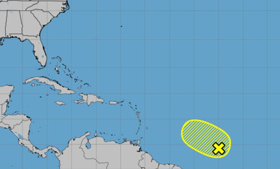 Hurricane Center rastrea a Atlantic Tropical Wave con oportunidad de desarrollar