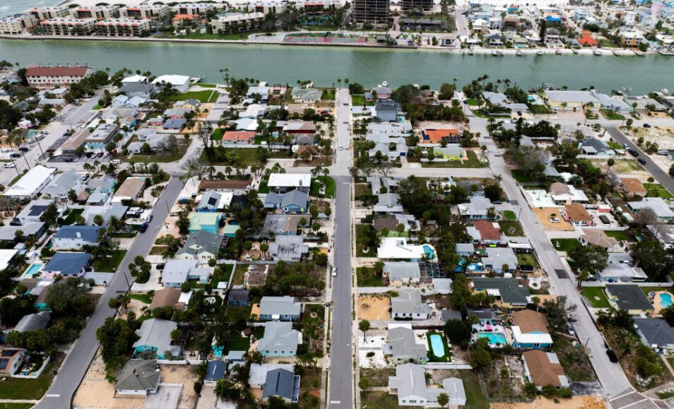 Los inversores tomaron casas de Tampa Bay dañadas por los huracanes Helene y Milton