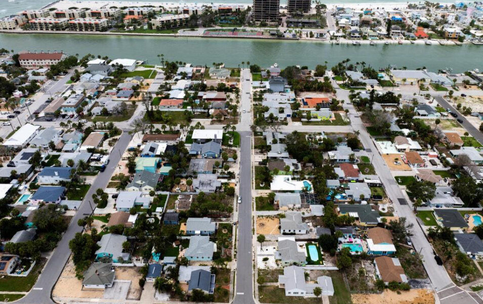 Los inversores tomaron casas de Tampa Bay dañadas por los huracanes Helene y Milton