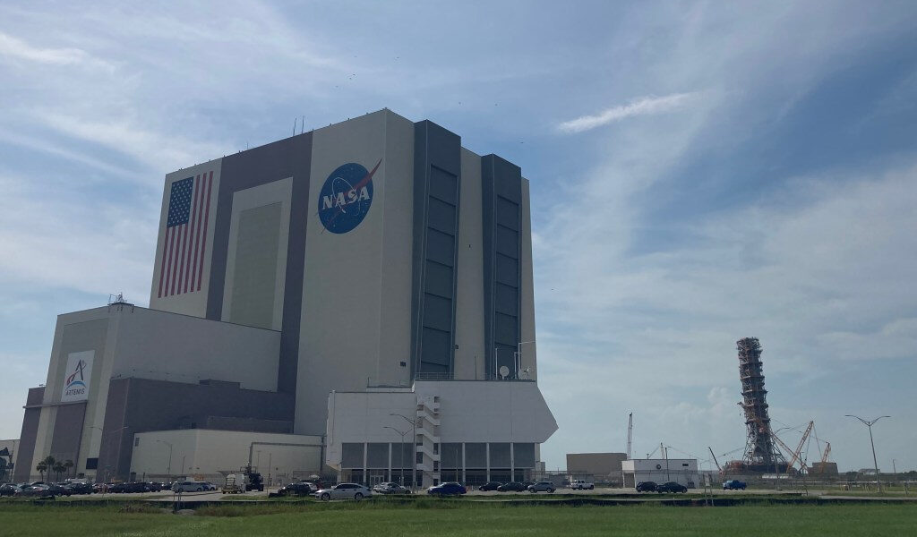 Bloques todos apilados para la futura Torre Artemis de la NASA en KSC