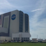 Bloques todos apilados para la futura Torre Artemis de la NASA en KSC