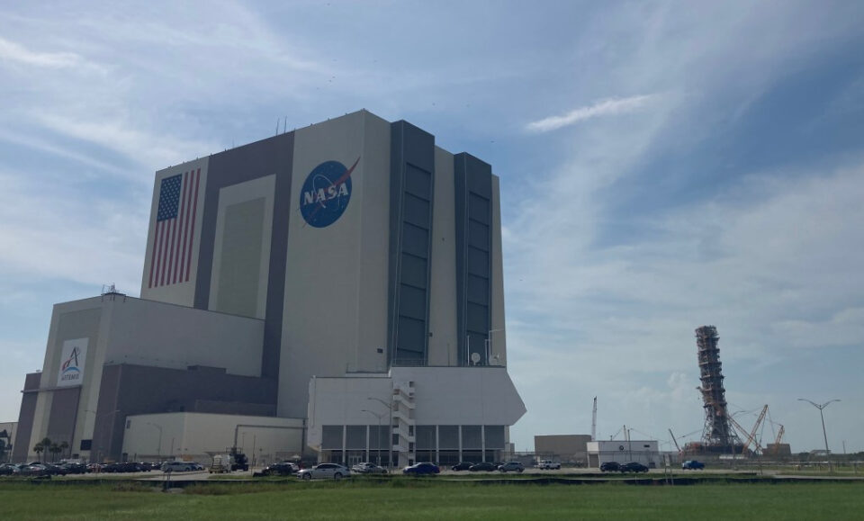 Bloques todos apilados para la futura Torre Artemis de la NASA en KSC