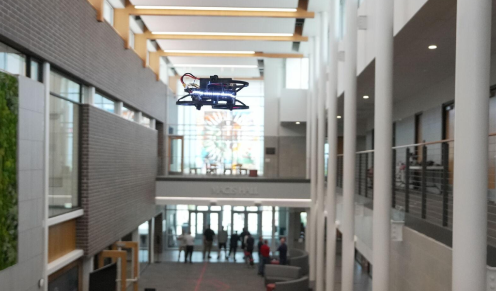 Escuela de Miami-Dade prueba drones que responden a tiroteos en tiempo récord