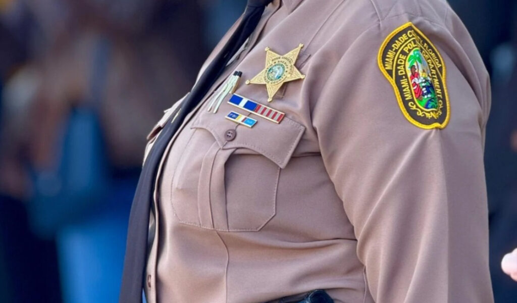 Policía de Miami-Dade arrestada: enfrenta cargos por abuso sexual de menor en Atlanta